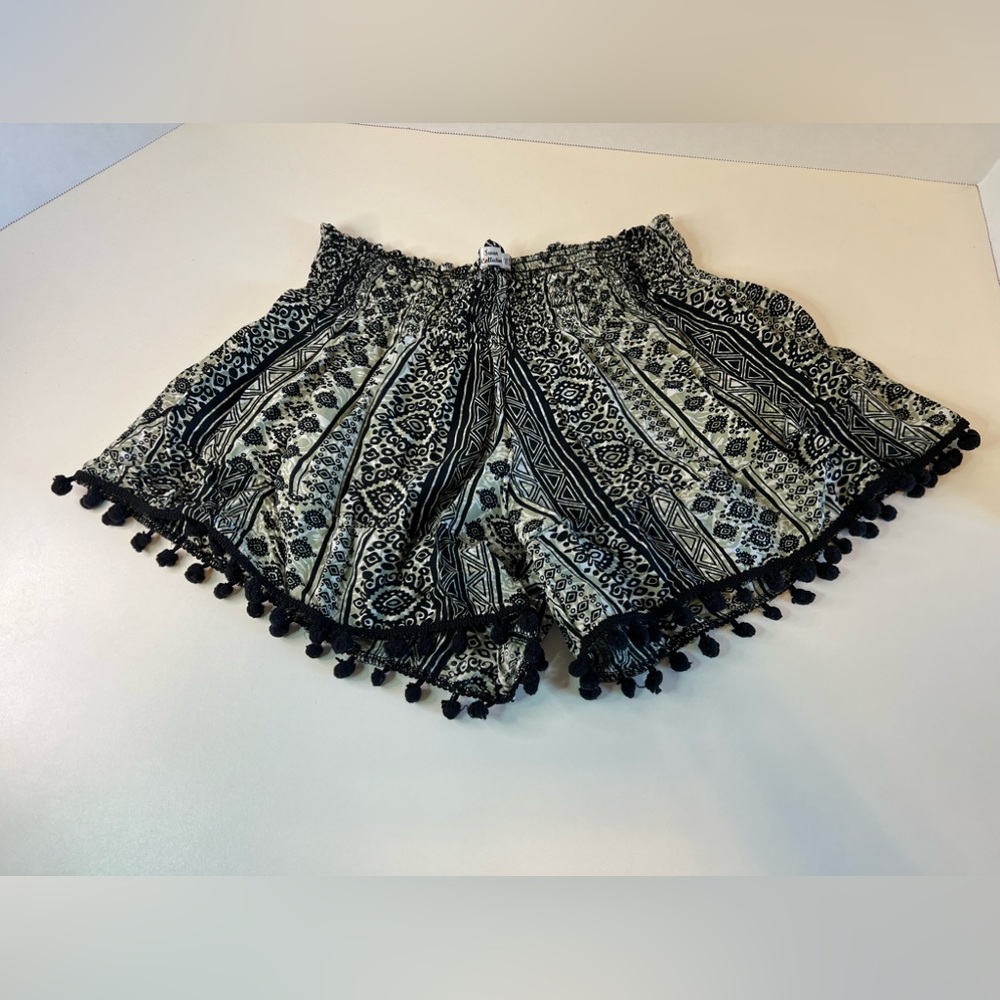 Swan Collection Pom-pom fringe shorts, One Size